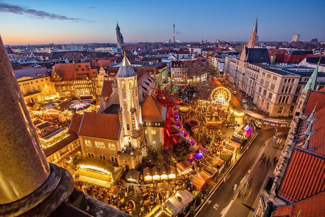 Vom Rathausturm reicht der Ausblick weit über den Weihnachtsmarkt und die Dächer der Stadt.