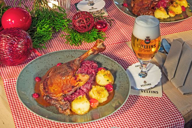 Die Weihnachtsgans mit Rotkohl und Klößen gehört für viele Menschen in Deutschland zum Fest dazu - ob zu Hause oder bei einem Besuch in der Gastronomie.