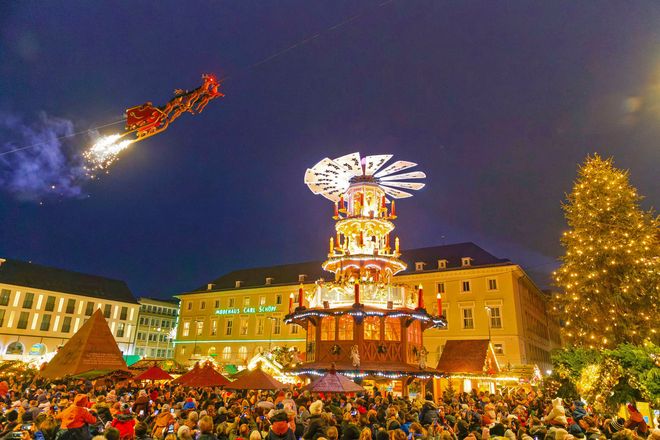 Ein buchstäbliches Highlight des Karlsruher Christkindlesmarkts ist der "Fliegende Weihnachtsmann".